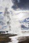 Estados Unidos, Estados Unidos, Wyoming, Montana, Idaho, Yellowstone National Park, Upper Geyser Basin - foto de stock