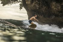 Indonésie, Java, homme surfant sur l'océan — Photo de stock