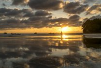 Coucher de soleil sur la plage, Ngwesaung, Myanmar, Asie — Photo de stock