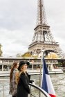 Paris, France, deux touristes en croisière sur la Seine avec la Tour Eiffel en arrière-plan
. — Photo de stock