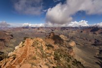 Tagsüber Blick auf die Bergwelt des Grand Canyon Nationalparks — Stockfoto
