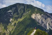 Germania, Baviera, Giovane donna che corre in montagna — Foto stock