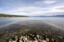 Денного зору rocky мілкої води озера Тахо в Сьєрра-Невада — стокове фото