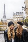 Paris, France, deux meilleurs amis marchant dans la rue avec la Tour Eiffel en arrière-plan
. — Photo de stock