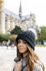 Paris, France, portrait d'une belle femme près de la cathédrale Notre Dame — Photo de stock