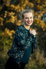 Улыбающаяся молодая блондинка на улице — стоковое фото