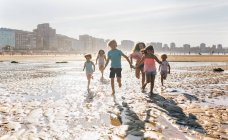 Grupo de crianças brincando na praia, Gijn, Astúrias, Espanha — Fotografia de Stock