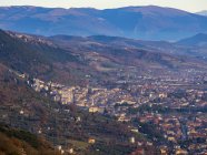 Vista aérea de la ciudad al atardecer, Gubbio, Umbría, Italia - foto de stock