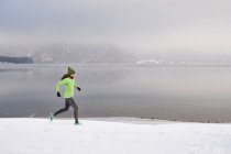 Germania, Baviera, Lago di Kochel, jogging femminile in inverno — Foto stock