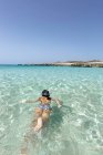 Spagna, Minorca, Talaier Beach, snorkeling ragazza in acque turchesi — Foto stock