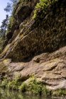 Vue de jour du mur de montagne du ravin rocheux des gorges de Kamnitz en République tchèque — Photo de stock
