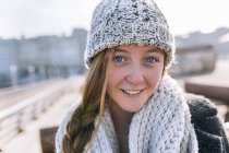 Gijn, asturien, spanien, Porträt einer schönen jungen Frau im Winter — Stockfoto