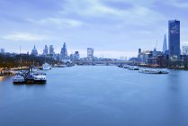 Regno Unito, Londra, Skyline mit St Paul's Cathedral, 20 Fenchurch Street, 122 Leadenhall Street, 30 St Mary Axe, Heron Tower, The Shard und River Thames in der Morgendmmerung — Foto stock