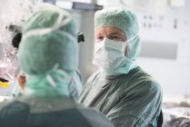 Портрет два нейрохірургів під час роботи — стокове фото