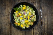 Bowl of quinoa salad with mango — Stock Photo
