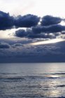 Paysage marin panoramique avec océan Atlantique et ciel nuageux au coucher du soleil, Algarve, Portugal — Photo de stock