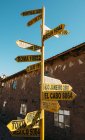 Peru, lago Titicaca, ilha de Taquile, sinalização com capitais e distâncias — Fotografia de Stock