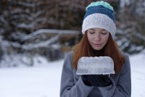 Adolescente chica sosteniendo pastel de hielo - foto de stock