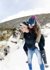 Asturie, Spagna, giovane coppia con il cane che si diverte sulla neve — Foto stock