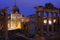Roma. Italia. Il Foro Romano, il Tempio di Vespasiano e la Chiesa dei Santi Luca e Martina illuminati di notte — Foto stock