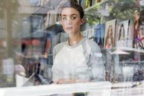 Livre de lecture femme en librairie — Photo de stock