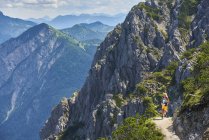 Germania, Baviera, Giovane donna che corre in montagna — Foto stock