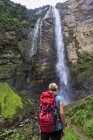 Peru, Amazonas Region, Cocachimba, tourist looking at Gocta waterfall — Stock Photo