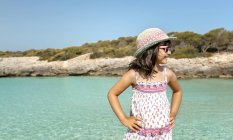 Spiaggia di Talaier, Isole Baleari, Spagna, ritratto di una bambina su una spiaggia idilliaca — Foto stock