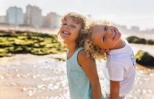 Couple d'enfants sur la plage, Gijn, Asturies, Espagne — Photo de stock