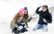 Asturie, Spagna, tre amici che si divertono sulla neve — Foto stock