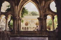Francia, Linguadoca, Narbona, Abbazia di Frontfroide, ragazzo che ascolta audio guida — Foto stock