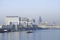 Paesaggio urbano del Reno con edifici architettonici moderni e storici lungo il fiume — Foto stock