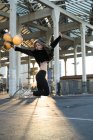 Junge Frau springt mit Luftballons — Stockfoto
