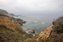 Vista diurna de la costa rocosa en California, EE.UU. - foto de stock