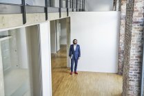 Uomo d'affari che cammina in ufficio vuoto — Foto stock