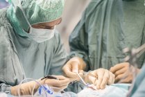 Neurochirurghi che aprono il cranio durante un'operazione — Foto stock