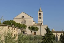 Basílica de Santa Chiara vista a la luz del sol, Umbría, Italia - foto de stock
