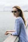 Blonde woman on the waterfront in downtown Manhattan, New York, USA — Stock Photo