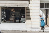 Torréfacteur debout devant le magasin sur la rue — Photo de stock