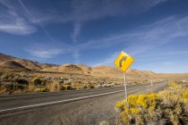 Соединенные Штаты Америки, Nevada, пустая дорога с дорожным знаком — стоковое фото