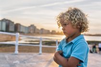 Портрет разгневанного ребенка на пляже, Гейн, Астурия, Испания — стоковое фото