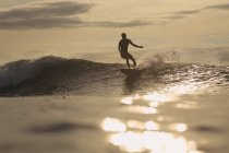 Indonésia, Bali, surfista ao pôr-do-sol — Fotografia de Stock