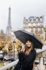 Paris, France, jeune femme sous parapluie, Tour Eiffel en arrière-plan
. — Photo de stock