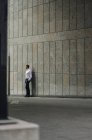 Портрет бизнесмена, стоящего у стены здания — стоковое фото