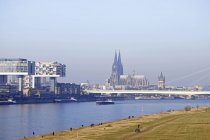 Alemania, Colonia, Crane Houses en el río Rin y la catedral de Colonia en el fondo - foto de stock