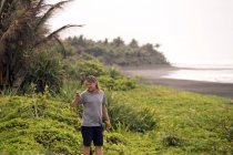 Indonesia, Java, uomo che usa il cellulare sulla costa — Foto stock