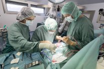 Neurocirurgiões abrindo o crânio durante uma operação — Fotografia de Stock