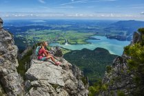 Allemagne, Bavière, Jeune femme faisant une pause après avoir couru dans les montagnes — Photo de stock