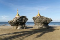 Pagodas en la playa, Ngwesaung, Myanmar, Asia - foto de stock