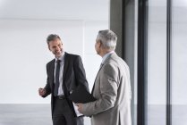 Homens de negócios discutindo no prédio de escritórios — Fotografia de Stock